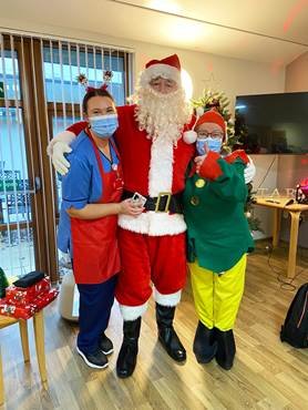 A group of people wearing face masks

AI-generated content may be incorrect.